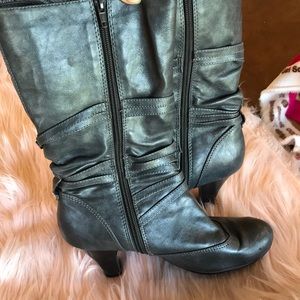 Donating 1/11 Maurices gray heeled boots